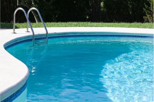 como renovar la corona de tu piscina utilizando agua a presion