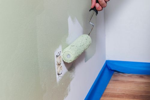 Trucos para pintar sin manchar puertas ni enchufes